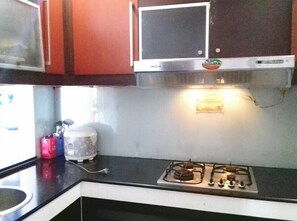 Family Villa, 5 Bedrooms (5 King Beds) | Dapur berkongsi | Peti sejuk/penyejuk beku saiz penuh, dapur 