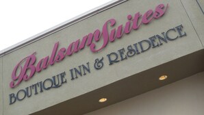 A sign for Balsany Suites Boutique Inn & Residence. - Balsam Suites Boutique Inn & Residence (Timmins)