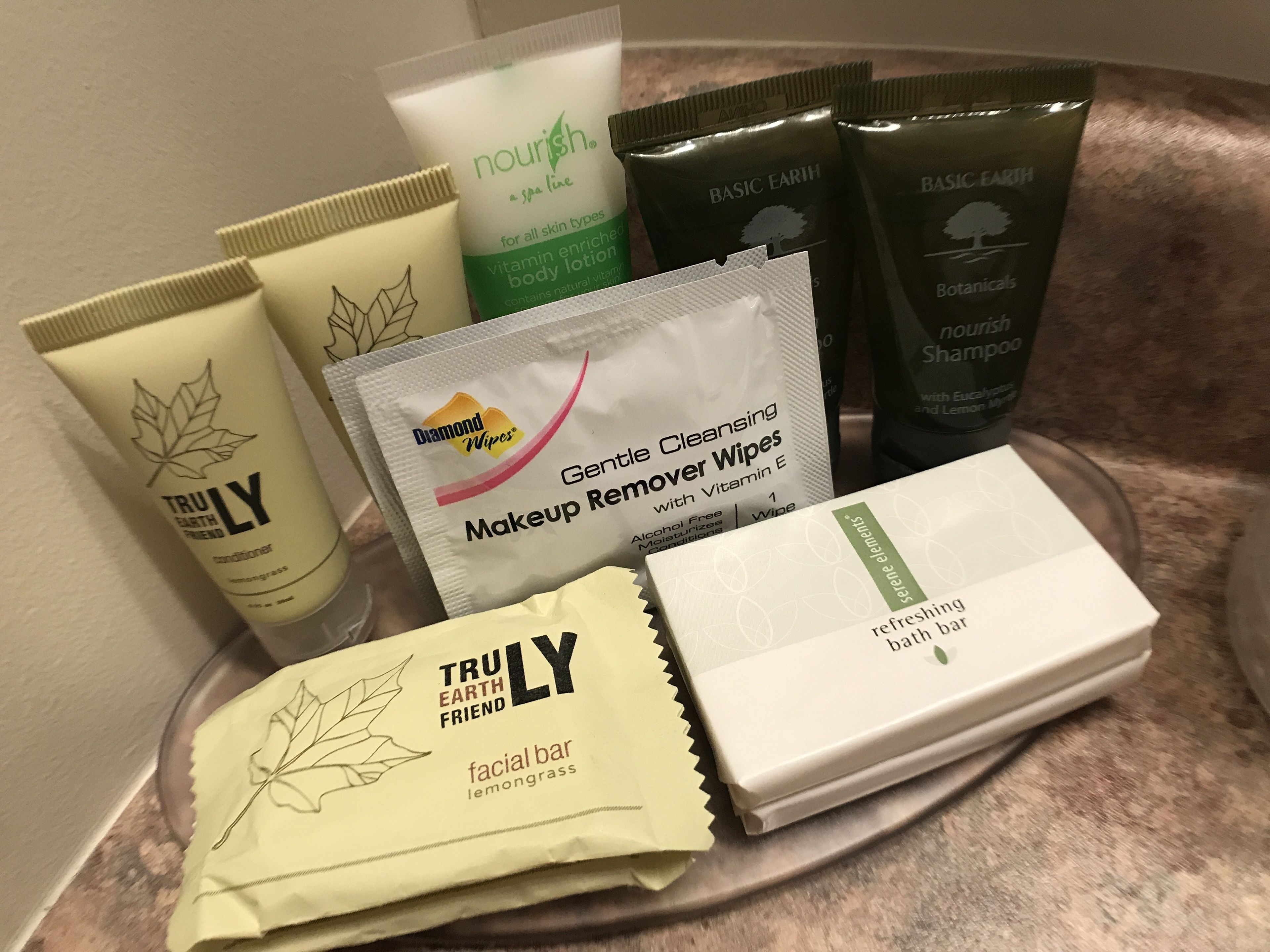 executive suite, 1 queen bed | bathroom amenities | combined shower/bathtub, deep-soaking bathtub, free toiletries