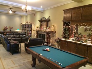 Billiards - Balsam Suites Boutique Inn & Residence (Timmins)