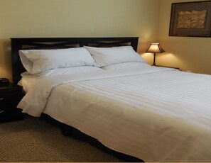 1 bedroom, premium bedding, laptop workspace, blackout curtains - Balsam Suites Boutique Inn & Residence (Timmins)
