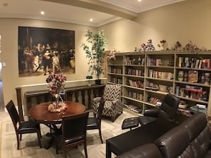 Library - Balsam Suites Boutique Inn & Residence (Timmins)