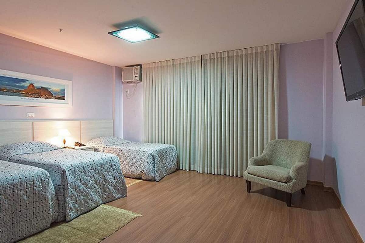 Een minibar, een laptopwerkplek, verduisterende gordijnen