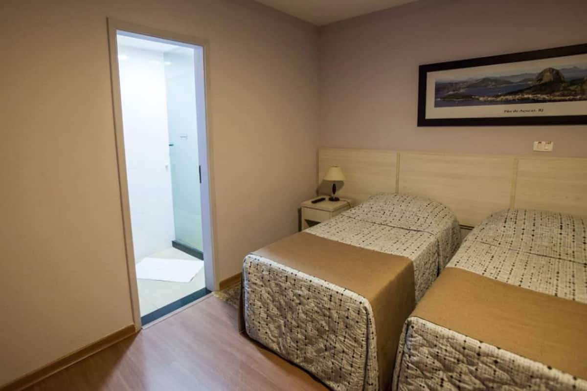 Deluxe driepersoonskamer | Een minibar, een laptopwerkplek, verduisterende gordijnen