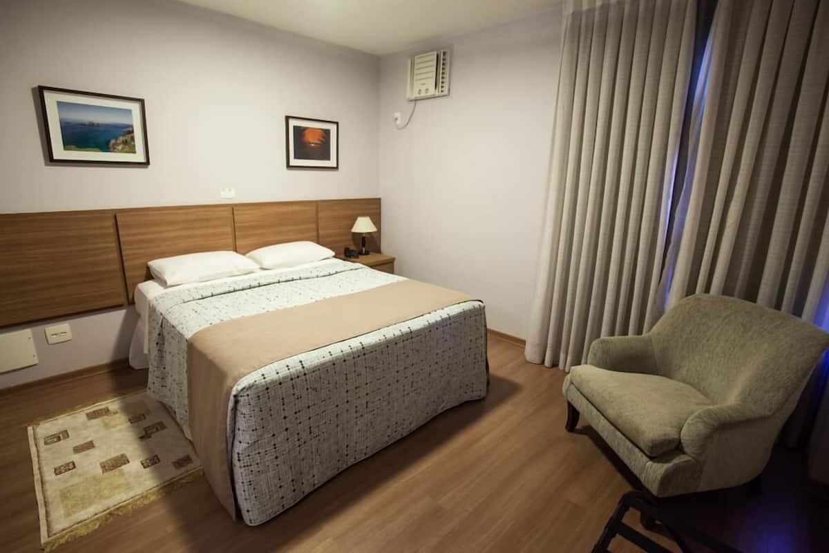 Een minibar, een laptopwerkplek, verduisterende gordijnen
