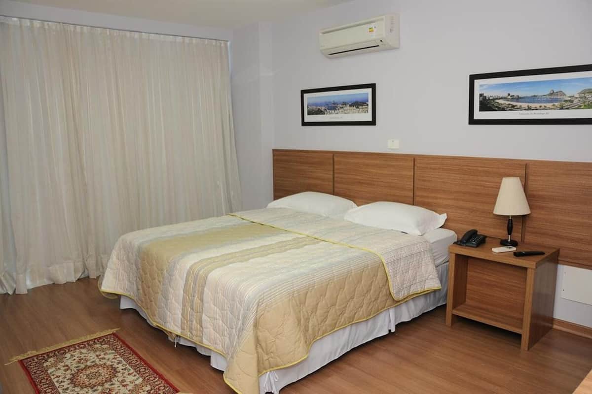 Een minibar, een laptopwerkplek, verduisterende gordijnen