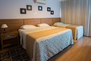 Minibar, laptop workspace, blackout drapes, free cribs/infant beds - Gallant Hotel (Rio de Janeiro)