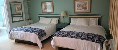 Habitación exclusiva, 2 camas Queen size | Edredón, decoración personalizada, muebles diferentes y escritorio