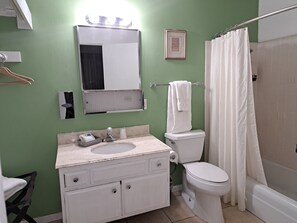 Camera Exclusive, 2 letti queen | Bagno | Combinazione doccia/vasca, soffione a pioggia, set di cortesia gratuito
