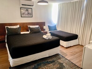 Caja de seguridad en la habitación, cortinas blackout y wifi gratis 