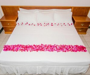 Iron/ironing board, free WiFi, bed sheets