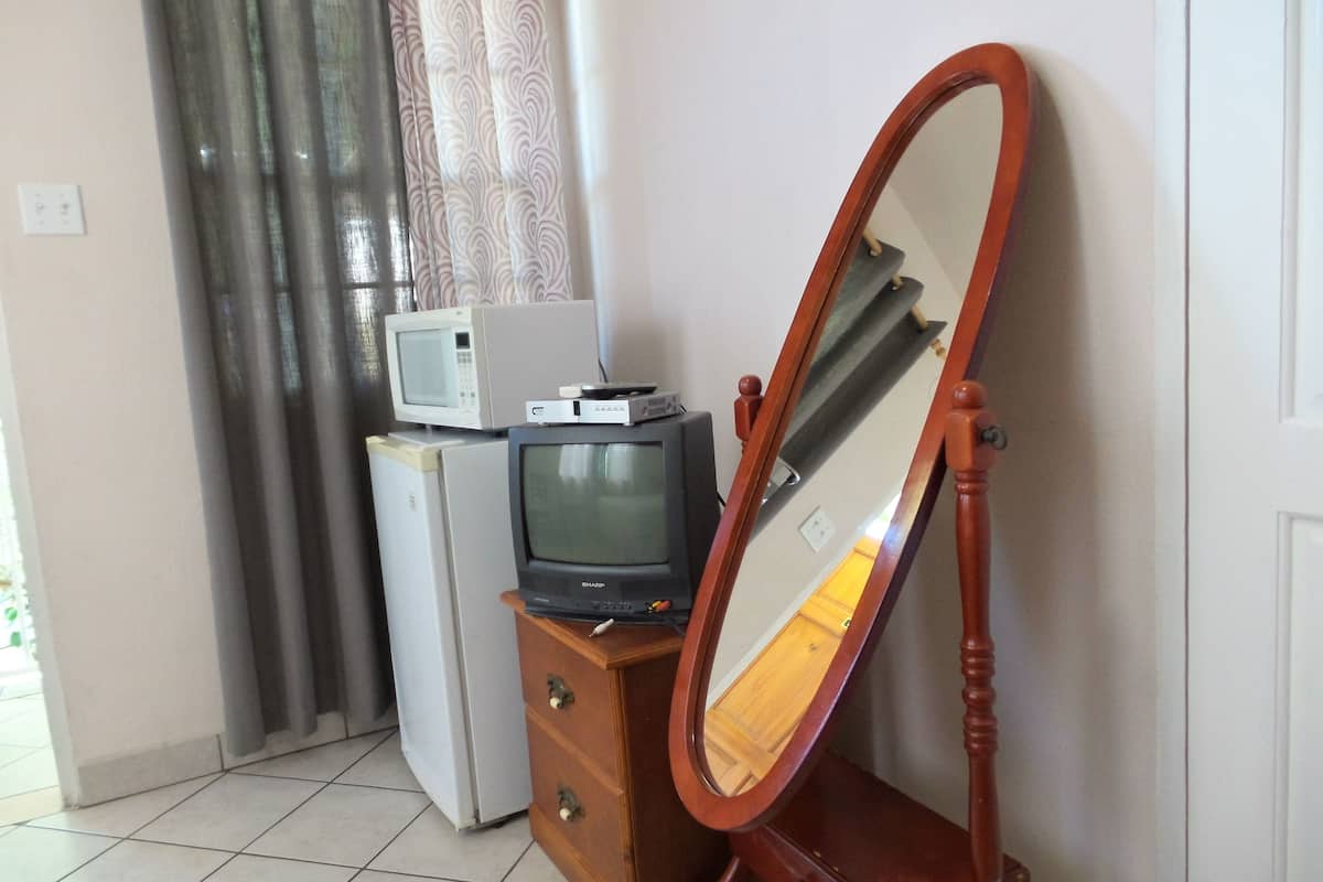 comfort single room | iron/ironing board, free wifi, bed sheets