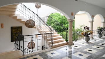 Superior Room with King size bed - (building#2) | 2 dormitorios, ropa de cama de alta calidad, caja fuerte y wifi gratis