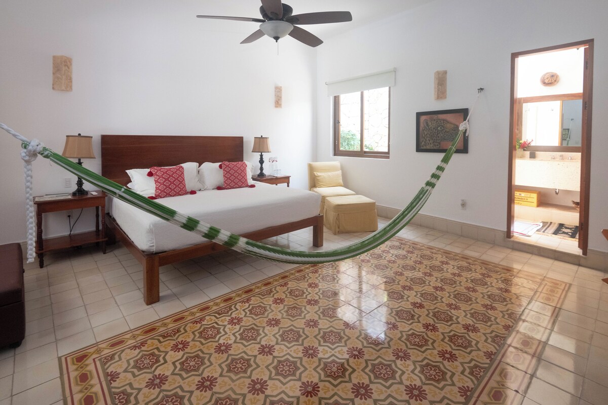 Ropa de cama de alta calidad, caja fuerte, wifi gratis