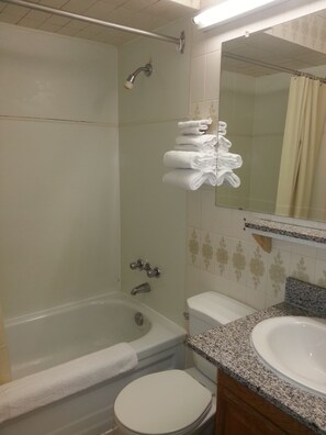 Bathroom - Queensway Motel (Toronto)