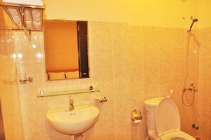 Shower, hair dryer, slippers - DaG Hotel (Nha Trang)