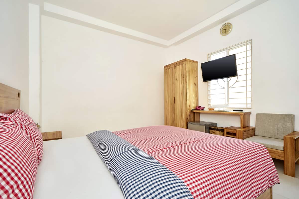 Cribs/infant beds, rollaway beds, free WiFi