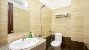 Regadera, amenidades de baño gratuitas, secadora de cabello 