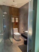 Yhden hengen premium-huone, 1 keskisuuri parisänky | Kylpyhuone | Suihku, sadesuihkupää, ilmaiset hygieniatuotteet, hiustenkuivaaja