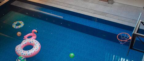 Indoor/outdoor pool