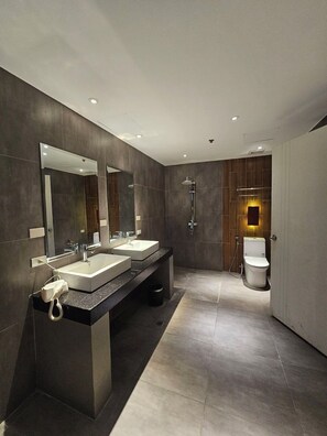 Premium Deluxe with Jacuzzi. | Bathroom | Shower, rainfall showerhead, free toiletries, hair dryer - Valentino's Hotel (Angeles City)