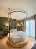 Premium Deluxe with Jacuzzi. | 客房内保险箱、特色装修、特色家居、办公桌