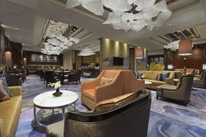 行政豪华大床房 | 高档床上用品、迷你吧、客房内保险箱、特色装修