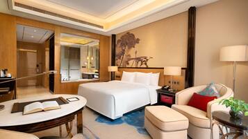 Deluxe King | Premium bedding, minibar, in-room safe, individually decorated