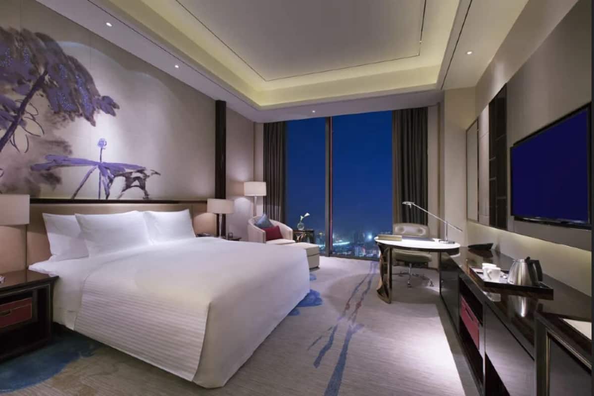 Luxe beddengoed, een minibar, een kluis op de kamer