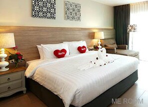 ميني بار وخزنة داخل الغرفة ومكتب وواي فاي مجانًا