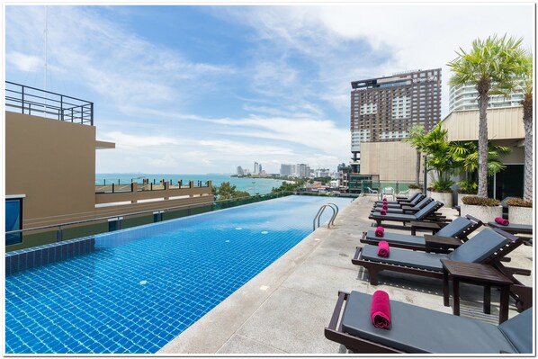 Outdoor pool, pool loungers - Sea Me Spring Too Hotel (Pattaya)