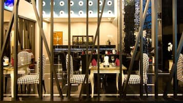 供應早餐、午餐、晚餐;泰國菜