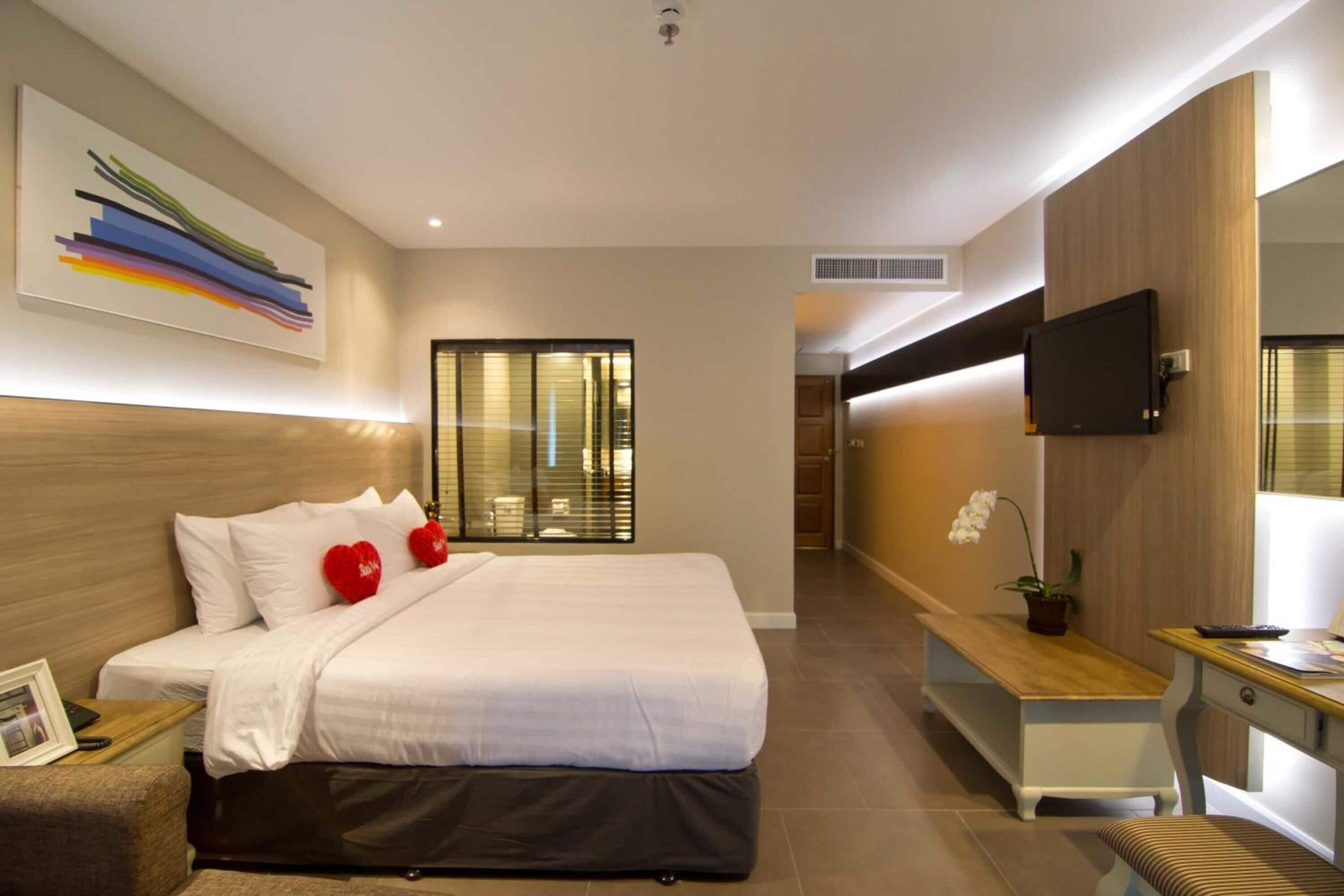 Minibar, in-room safe, desk, free WiFi