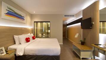 Minibar, brankas, meja kerja, dan Wi-Fi gratis