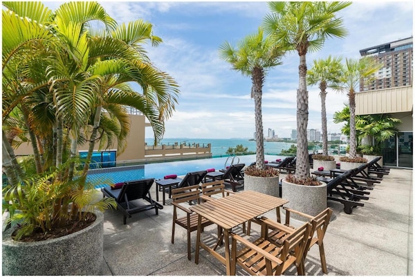 Breakfast, lunch, dinner served; Thai cuisine