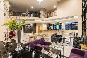 فطور مطهو حسب الطلب يوميًا بتكلفة قدرها (150 THB للشخص)