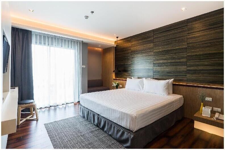 Minibar, in-room safe, desk, free WiFi