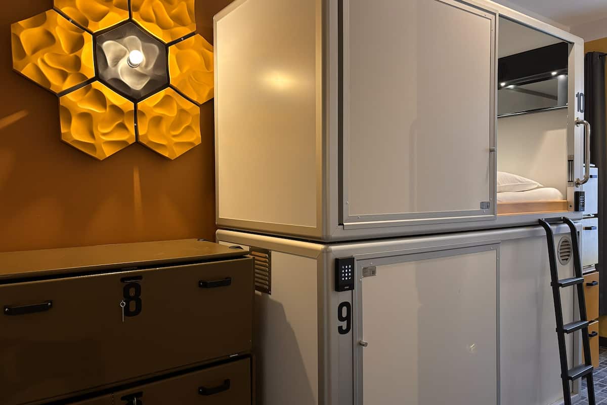 Single Capsule (1 Person) with shared Bathroom | Caja fuerte, cortinas opacas, wifi gratis y decoración individual