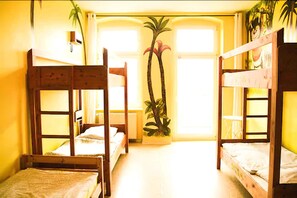 A room with two bunk beds, a window with curtains, and a potted plant. - Sunflower Hostel Berlin (Berlin)