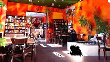 Desayuno buffet (EUR 6 por persona)