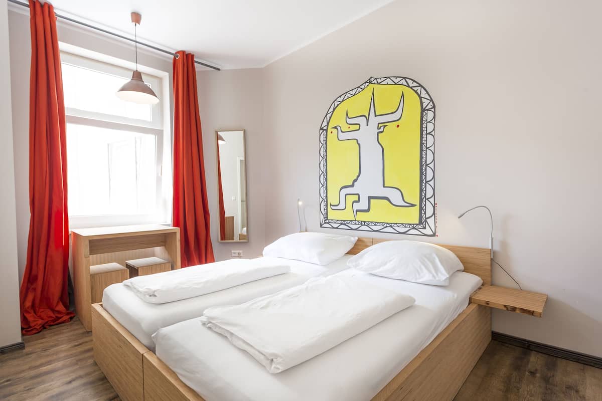 Habitación estándar doble, 1 cama de matrimonio, baño privado | Caja fuerte, decoración individual, mobiliario individual