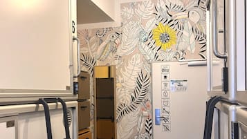 Single Capsule (1 Person) with shared Bathroom | Una cassaforte in camera, con stile personalizzato