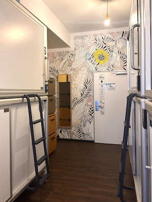 Single Capsule (1 Person) with shared Bathroom | Een kluis op de kamer, individueel gedecoreerd, individueel gemeubileerd