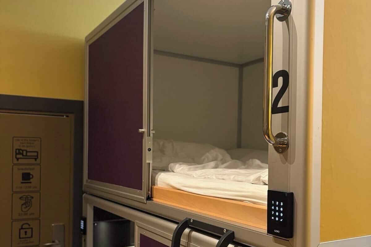 King Size Capsule (for 2 people), with shared bathroom | Caja fuerte, decoración individual, mobiliario individual
