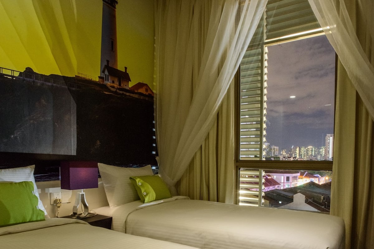 Deluxe Double Room (Silver) | In-room safe, desk, iron/ironing board, free WiFi