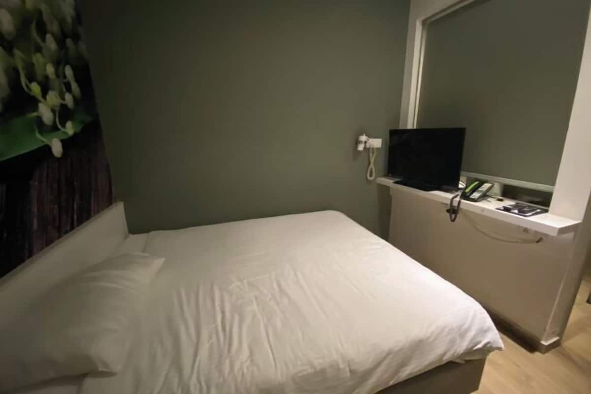 In-room safe, desk, iron/ironing board, free WiFi