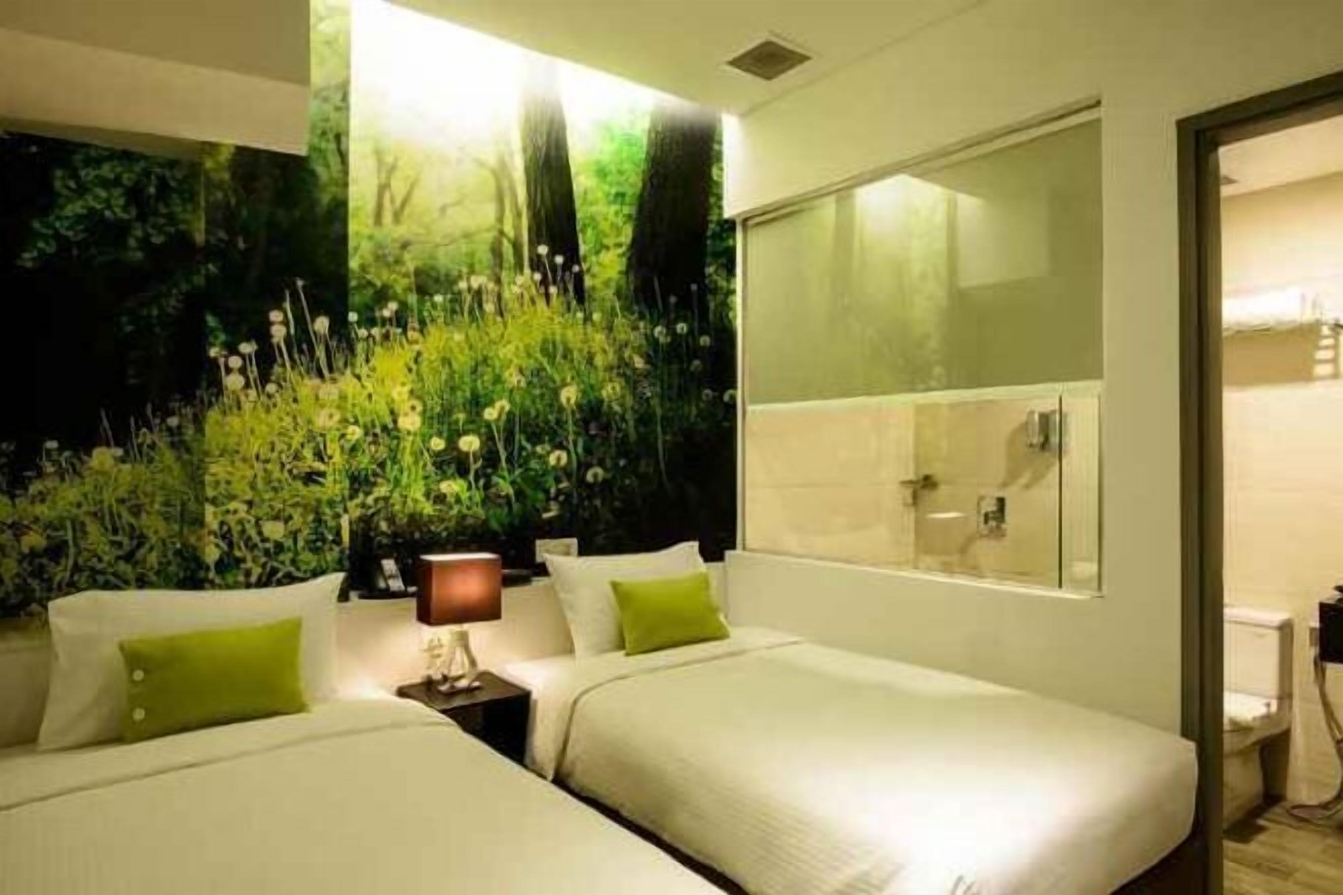 Caja de seguridad en la habitación y escritorio 