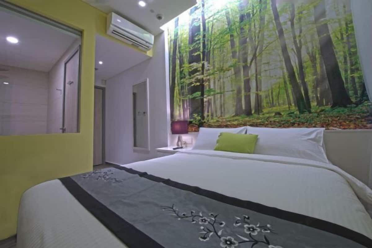 In-room safe, desk, iron/ironing board, free WiFi