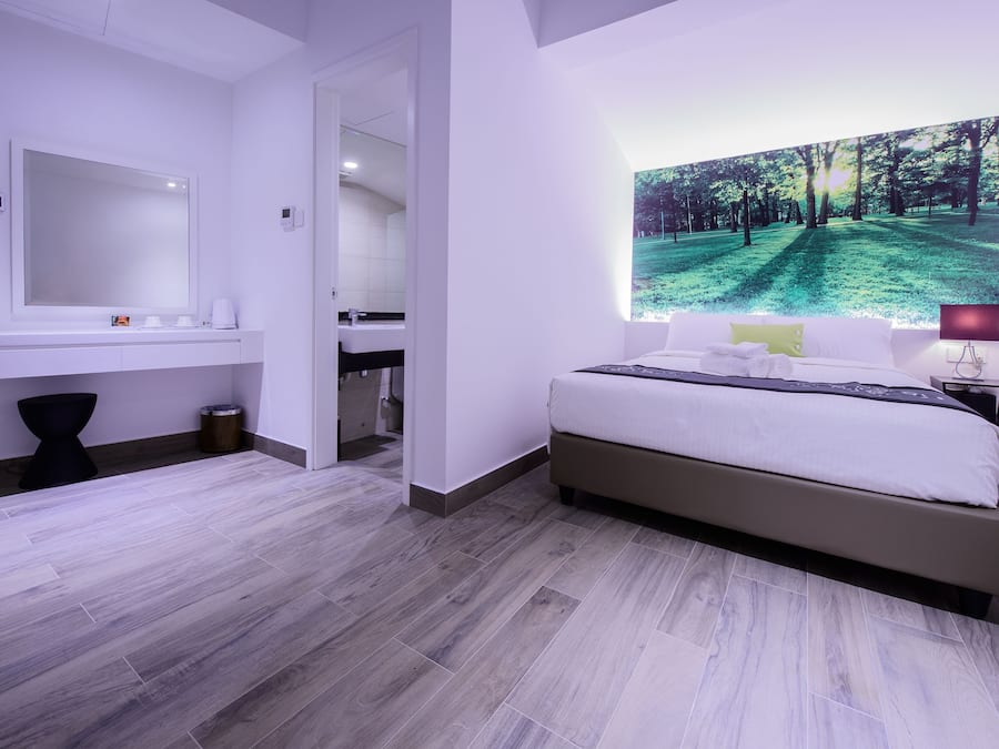 Caja de seguridad en la habitación y escritorio