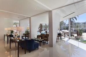 Coin salon dans le hall